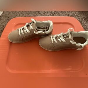 Universal thread, size 11 summer sneakers.
